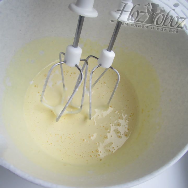 Далее для приготовления шарлотки нужно взбить яичный желток с сахаром, делаем это при помощи миксера
