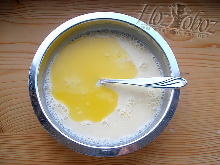 В яйца с молоком влейте растопленное масло