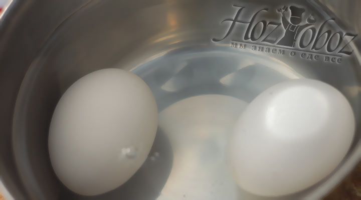 Сварите в крутую куриные яйца