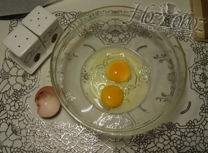 Слегка взбиваем куриные яйца в отдельной посуде