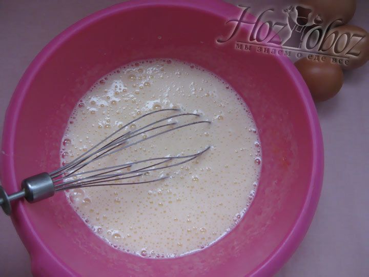 Взбейте яйца с сахалом и солью, в получившуюся смесь добавьте соду и ванильный сахар