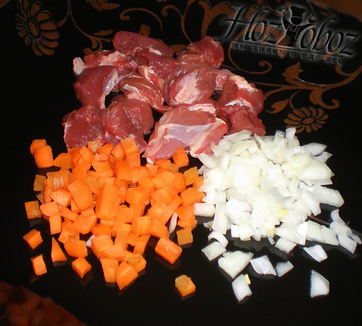 Для мясной заправки нарезаем мелкими кубиками говядину и еще мельче морковь и репчатый лук
