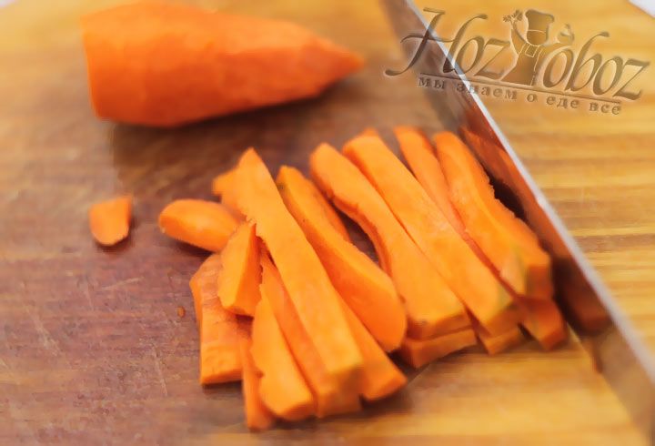 Нарежьте морковь соломкой