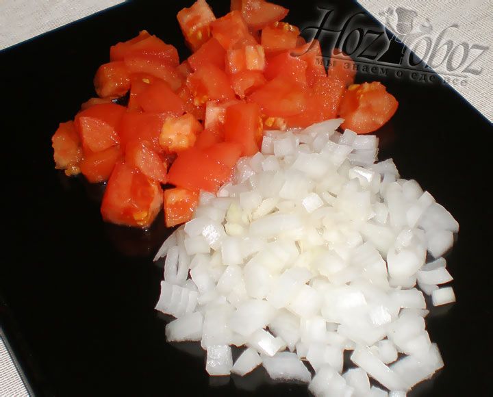 Нарежьте томаты и репчатый лук кубиками