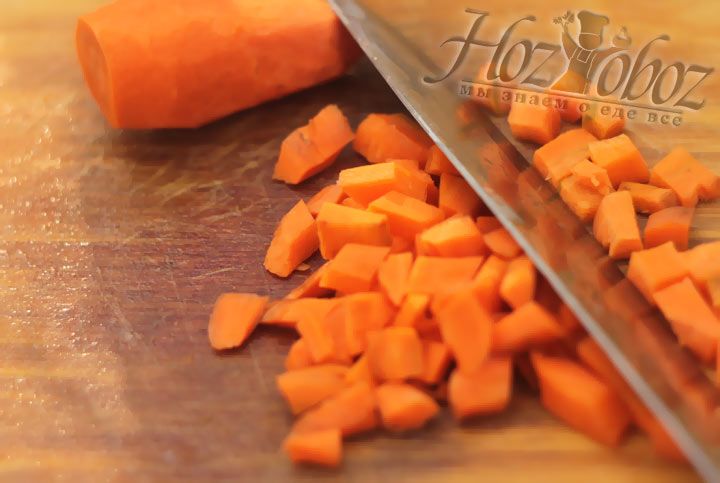 Затем морковную соломку измельчите в кубики