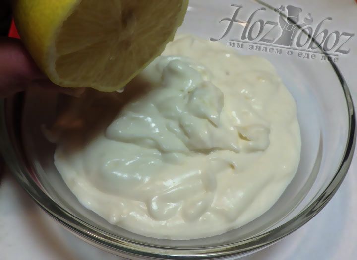 Перелейте соус в отдельную посуду и добавьте лимонный сок