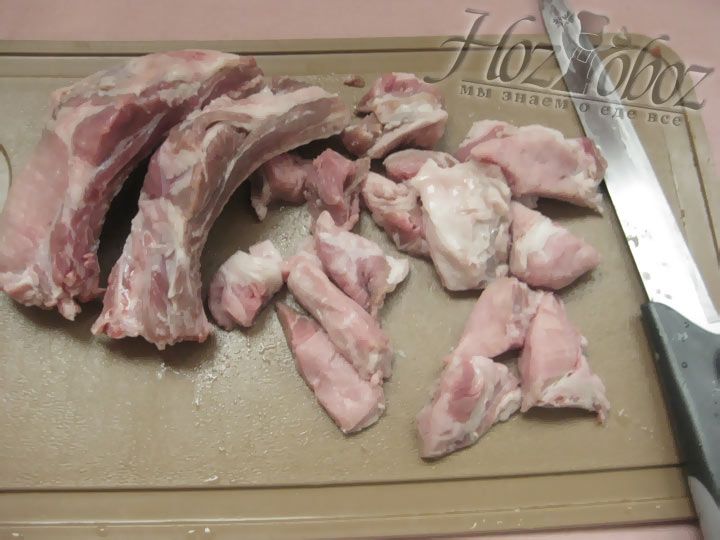 Мясо, которое Вы избрали для этого рецепта необходимо помять, просушить и нарезать кусочками подходящего размера