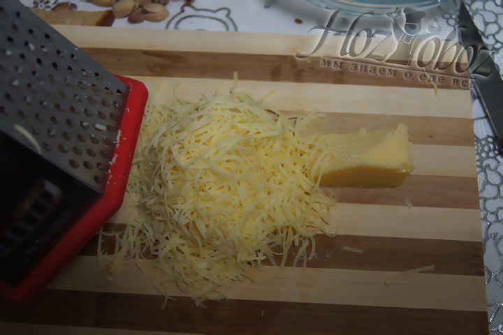 Натираем на терке твердый сыр