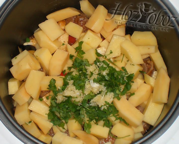 Картошку, петрушку и чеснок так же отправьте в мультиварку к остальным ингредиентам чанахи