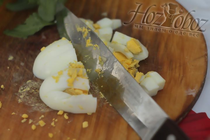 Очистите куриные яйца от скорлупы и порежьте кубиками