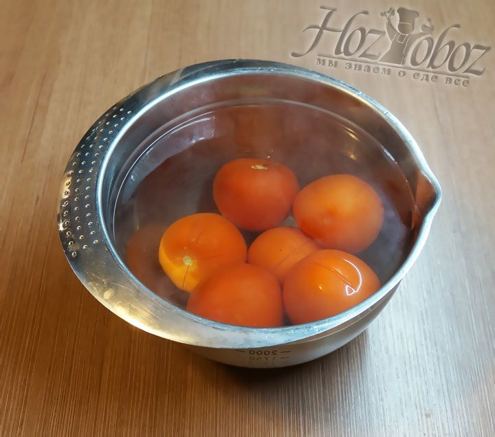 Подготовленные помидоры заливаем кипятком и оставляем примерно на 5 минут