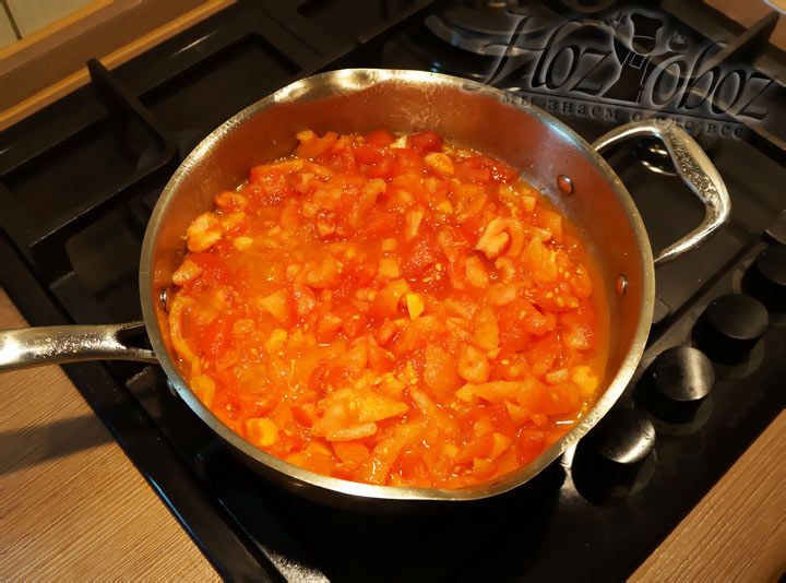 В сотейник высыпаем подготовленную томатную мякоть