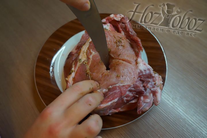 Используя острый нож, делаем в мясе надрезы не очень большой глубины
