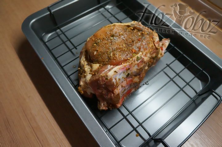 Запекать мясо необходимо на решетке, чтобы оно не касалось противня и лишний жир мог беспрепятственно стекать на дно