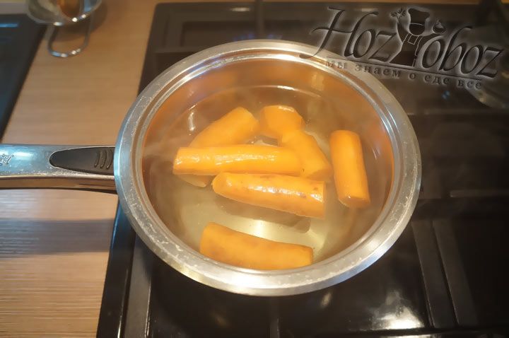 Прежде всего следует отварить или испечь в духовке свеклу и морковь