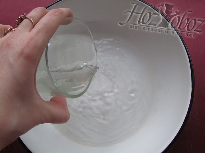 Наливаем в миску стакан теплой воды