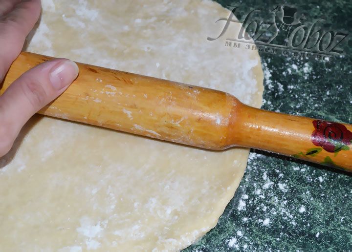 А пока готовим салма - фигурную лапшу. Заранее приготовленное и охлажденное тесто, помещае на посыпанный мукой стол т раскатываем в круг толщиной не более 0,3 см.