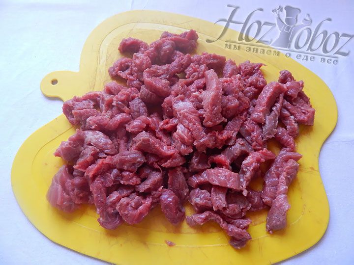 Моем мясо и нарезаем его послосками по 4 см поперек волокон