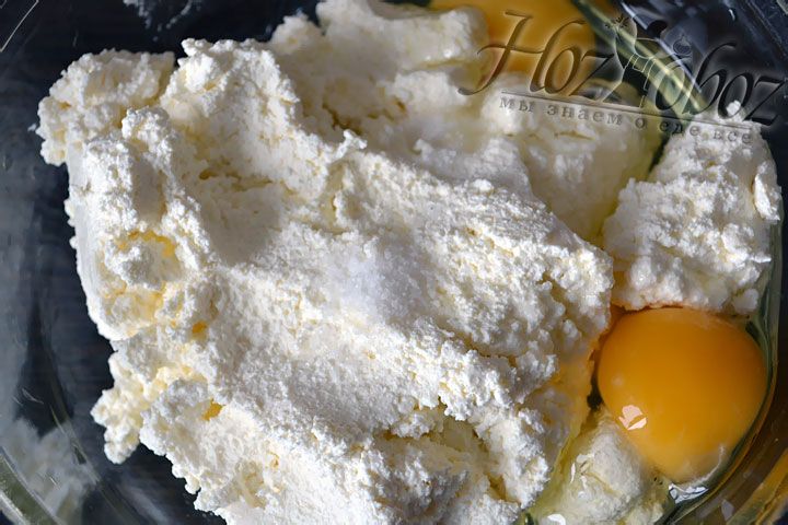 Прежде всего готовим начинку. Для этого смешиваем яйца с творогом и саахаром, затем добавляем немного ванили и, при желании, манную крупу. Все тщательно перемешиваем