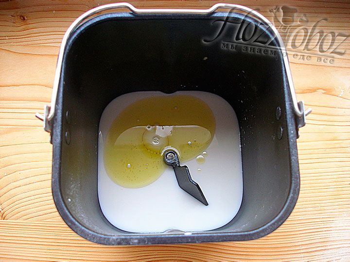 После в молоко наливаем немного оливкового масла