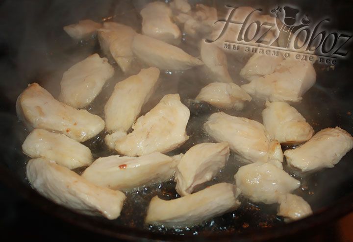 Нарезанное куриное мясо необходимо обжарить на растительном масле на протяжение 5 минут