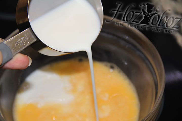 Теперь соединяем яйца с молоком из расчета 50 мл молока на среднее яйцо