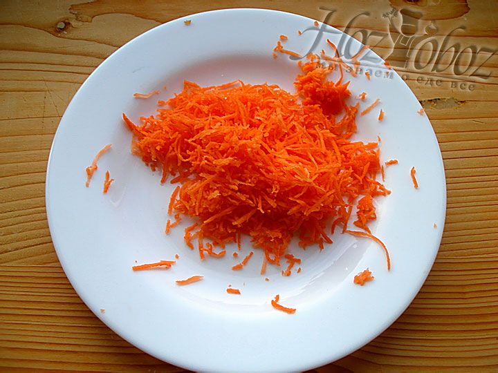 Морковь чистим, натираем на мелкой терке и добавляем к салату