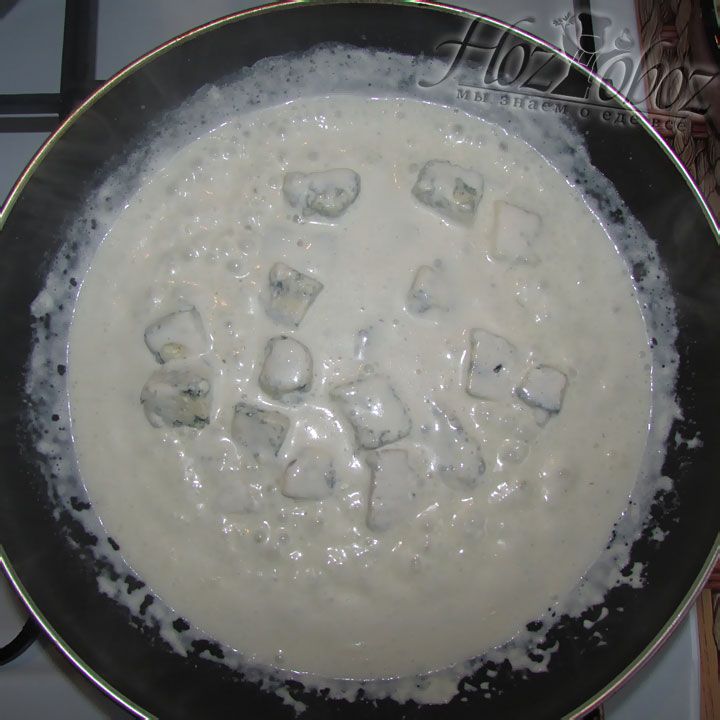 В теплые сливки выкладываем сыр и, потоянно помешивая, доводим соус до однородной консистенции