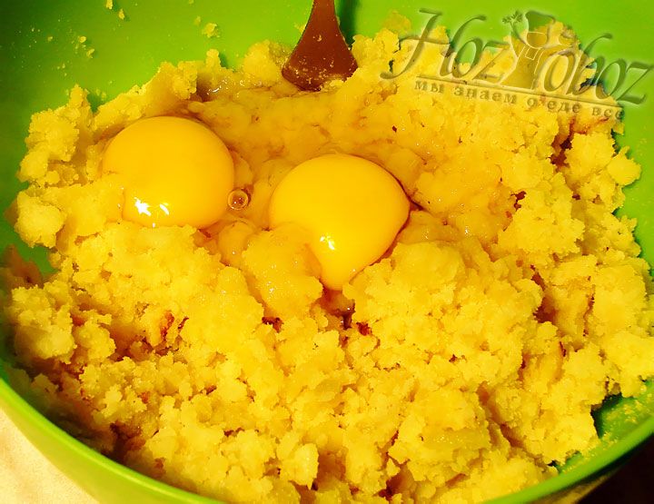 Теперь в помятый картофель добалвяем яйца, солим и перчим фарш
