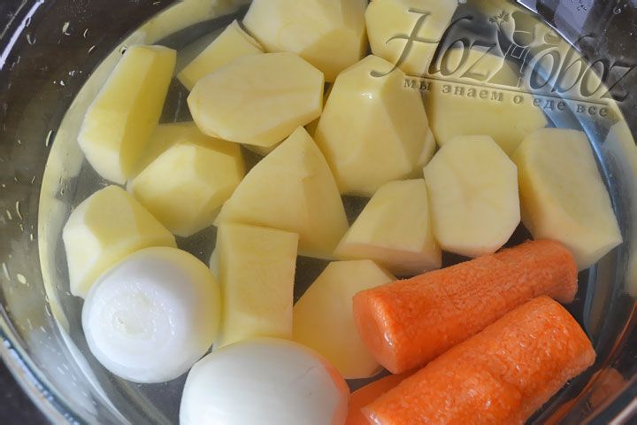 Лук, картошку и морковь чистим и кладем воду