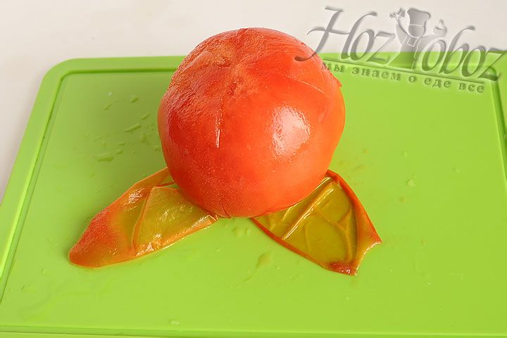 Обдаем помидоры кипятком и снимаем с них кожу