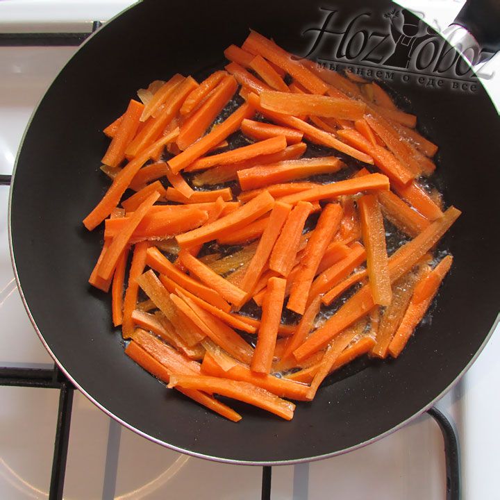 Теперь обжарим морковную соломку на растительном масле примерно 10 минут