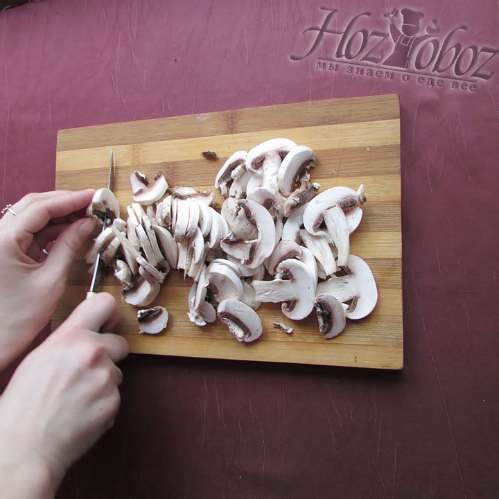 Моем и нарезаем пластинками грибы