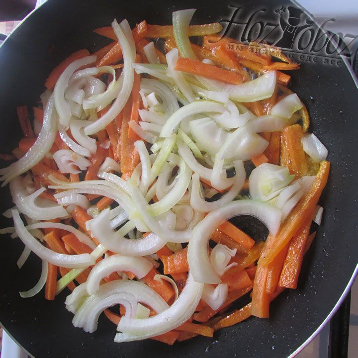 В поджаренную морковь высыпаем лук и даем овощам поджарится