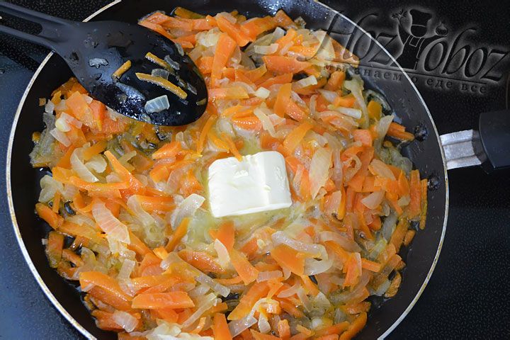 На сливочном масле обжарим подсоленные лук и морковку.
