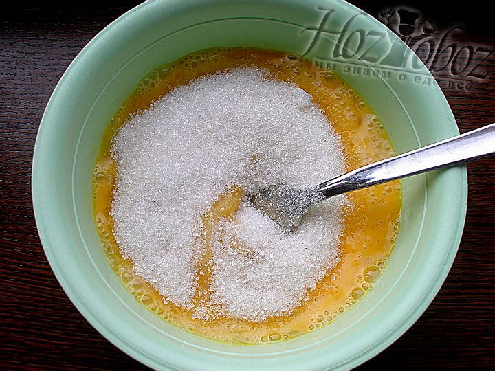 Во взбитые яйца добавим необходимое количество сахара