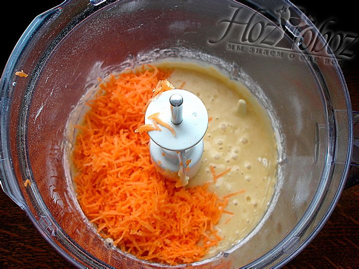 Морковную стружку добавляем в тесто для кекса