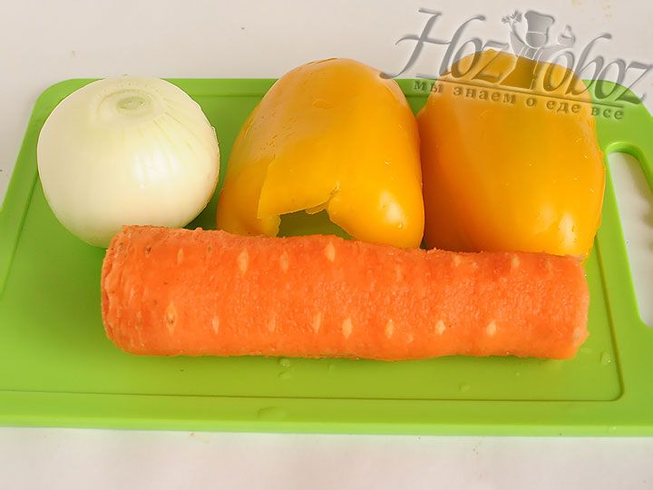 Готовим овощи. Нарежем морковь, лук и болгарский перец