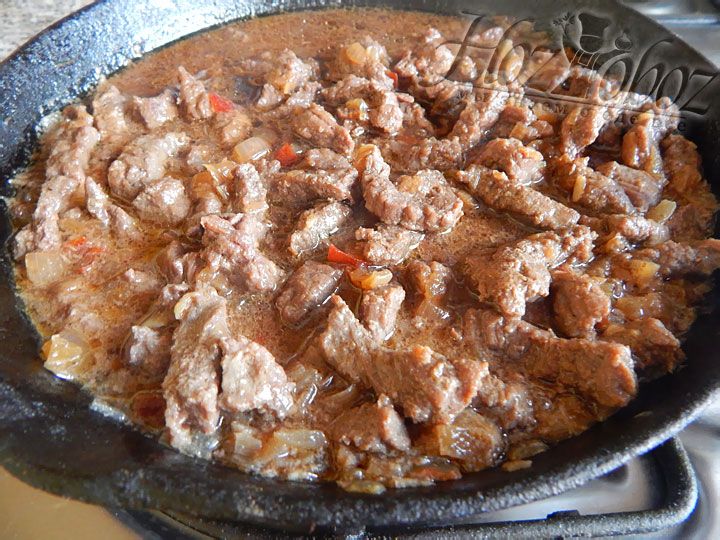 Держим блюдо под крышкой на медленном огне 25-50 минут в зависимости от зрелости мяса