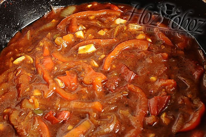 Готовим кисло-сладкий соус. На скоовроде после рыбы обжариваем лук, морковь и помидорв. Вводим сахар и соевый соус, а также воду и специи. При желании можно добавить томатную пасту