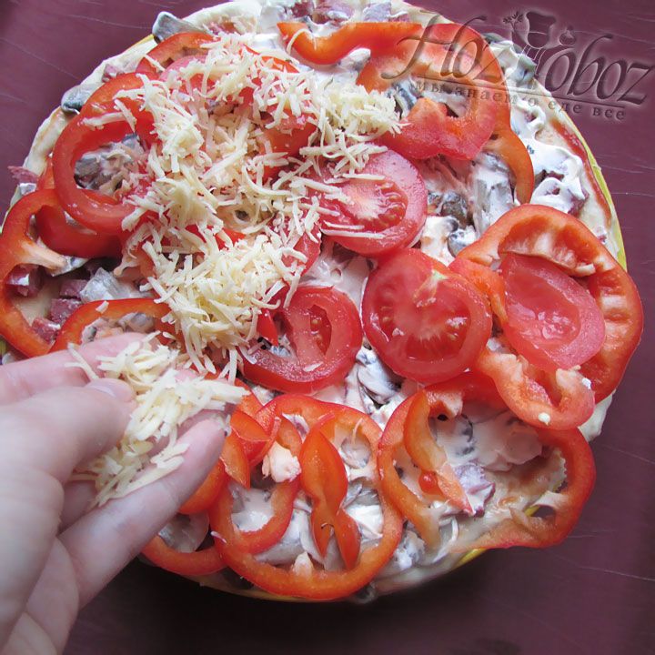 Заключительный штрих - не забудьте обильно посыпать пиццу тертым сыром!