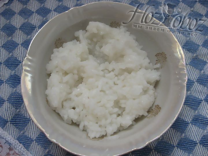 Рис необходимо промыть несколькол раз в холодной воде и отварить до состояния полуготовности