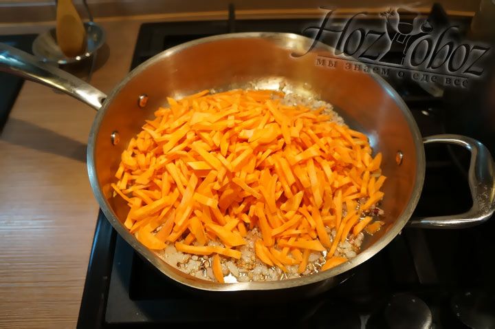 В обжаренный лук добавим нашинкованную соломкой морковь