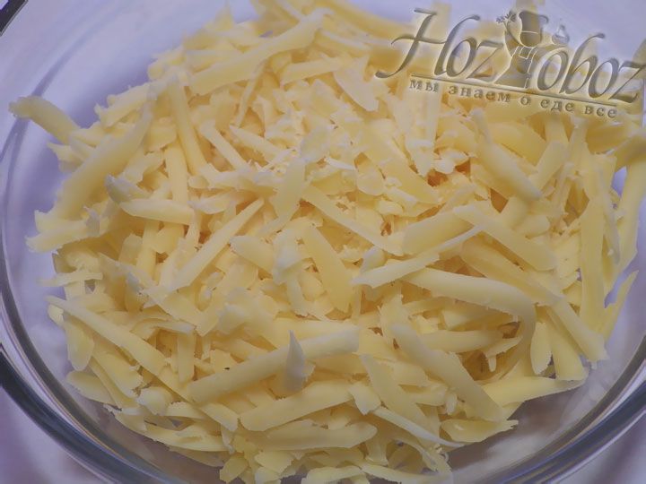 На крупной терке измельчаем твердый сыр
