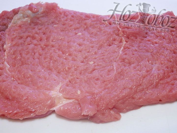 Перед использованием необходимо непременно отбить мясо так, чтобы оно не порвалось, но вместе с тем было достаточно тонким