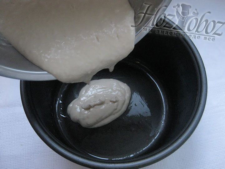Дно чаши для мультиварки смазываем растительным маслом и выкладываем внутрь тесто