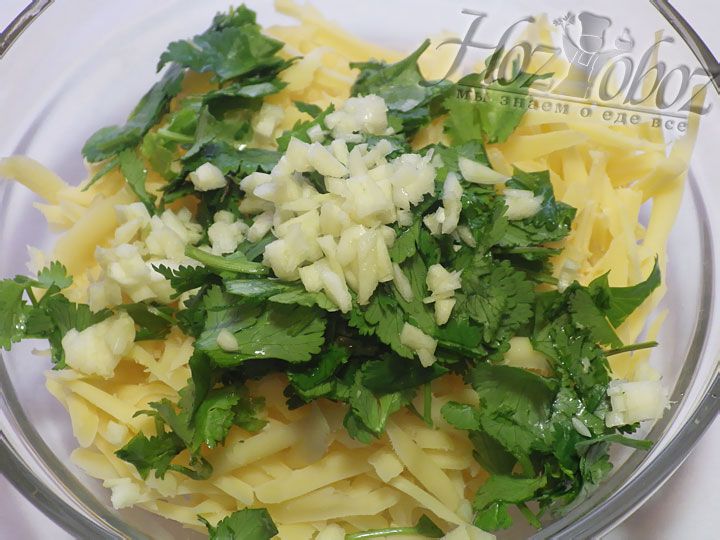 Для начинки натираем сыр, добавляем к нему кинзу или другую зелень и непременно немного измельченного чеснока. После все перемешиваем и заправляем по вкусу