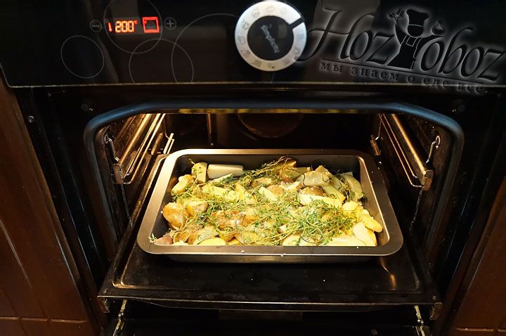 Готовить картошку нужно при температуре 200 градусов примерно 50 минут