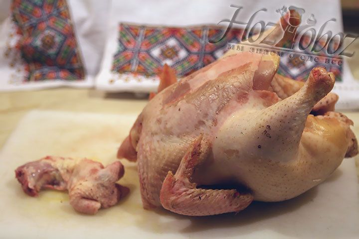 Теперь отделяем шейку и кожицу - их можно использовать для приготовления бульона, необходимого в процессе зажарки курицы
