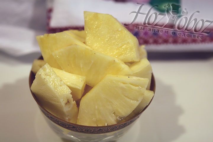Разделанный ананас нарезаем дольками толщиной примерно по 5 см.